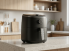 Air fryer boa e barata sobre bancada de cozinha moderna