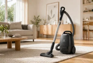 Aspirador de pó Electrolux com design futurista em uma sala de estar escandinava. aspirador Electrolux vale a pena