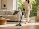 Pessoa utilizando um aspirador vertical sem fio em uma sala iluminada, sem cabos pelo chão. Vale a pena aspirador sem fio